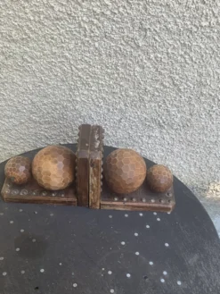 Paire de serre livres boules, en bois et metal, cisèles, vintage