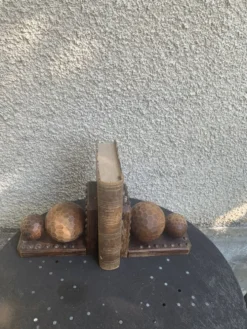 Paire de serre livres boules, en bois et metal, cisèles, vintage