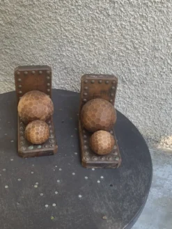 Paire de serre livres boules, en bois et metal, cisèles, vintage