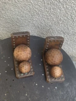 Paire de serre livres boules, en bois et metal, cisèles, vintage