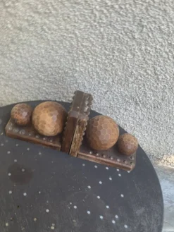 Paire de serre livres boules, en bois et metal, cisèles, vintage
