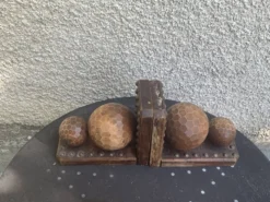 Paire de serre livres boules, en bois et metal, cisèles, vintage