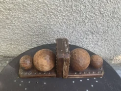 Paire de serre livres boules, en bois et metal, cisèles, vintage