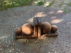 Paire de serre livres boules, en bois et metal, cisèles, vintage