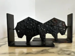 Paire de serre-livres brutalistes en forme de buffles / bisons, en métal noir, milieu du siècle.