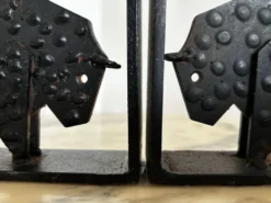 Paire de serre-livres brutalistes en forme de buffles / bisons, en métal noir, milieu du siècle.