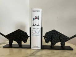 Paire de serre-livres brutalistes en forme de buffles / bisons, en métal noir, milieu du siècle.