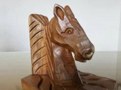 Paire de serre livres "chevaux" en bois de hêtre taillé à la gouge, 30-40
