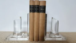 Paire de serre-livres colonnes en plexiglas et métal doré, design années 80