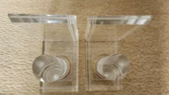 Paire de serre-livres colonnes en plexiglas et métal doré, design années 80