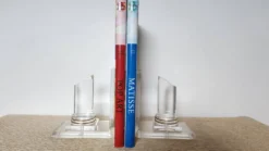Paire de serre-livres colonnes en plexiglas et métal doré, design années 80