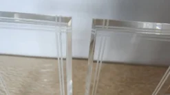 Paire de serre-livres colonnes en plexiglas et métal doré, design années 80