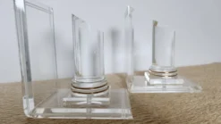 Paire de serre-livres colonnes en plexiglas et métal doré, design années 80