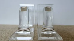 Paire de serre-livres colonnes en plexiglas et métal doré, design années 80