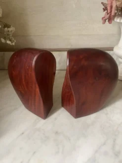 Paire de serre-livres en bois exotique vintage
