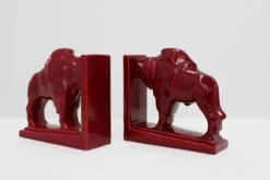 Paire de serre-livres en céramique émaillée rouge en forme de bœuf Bison de style Art Déco, Belgique