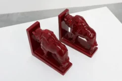 Paire de serre-livres en céramique émaillée rouge en forme de bœuf Bison de style Art Déco, Belgique