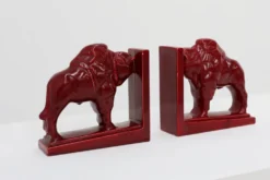 Paire de serre-livres en céramique émaillée rouge en forme de bœuf Bison de style Art Déco, Belgique