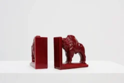 Paire de serre-livres en céramique émaillée rouge en forme de bœuf Bison de style Art Déco, Belgique