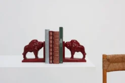 Paire de serre-livres en céramique émaillée rouge en forme de bœuf Bison de style Art Déco, Belgique