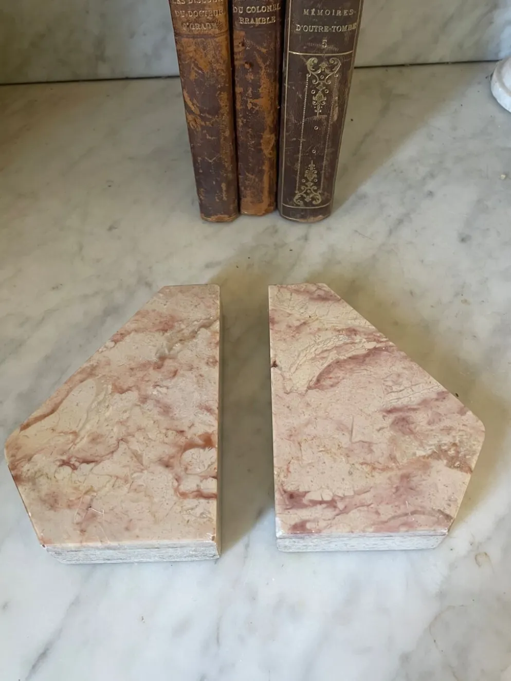 Paire de serre-livres en marbre