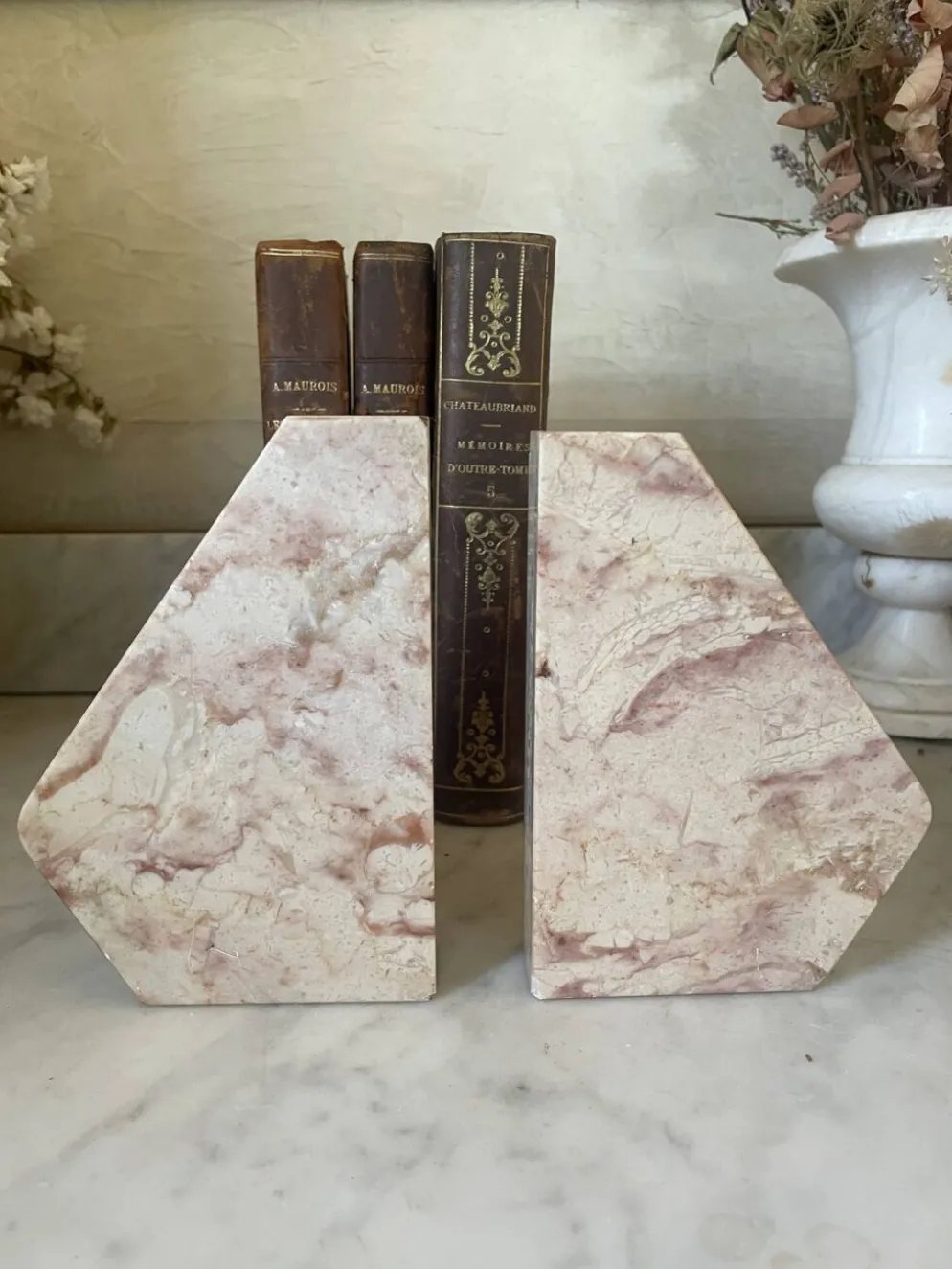Paire de serre-livres en marbre
