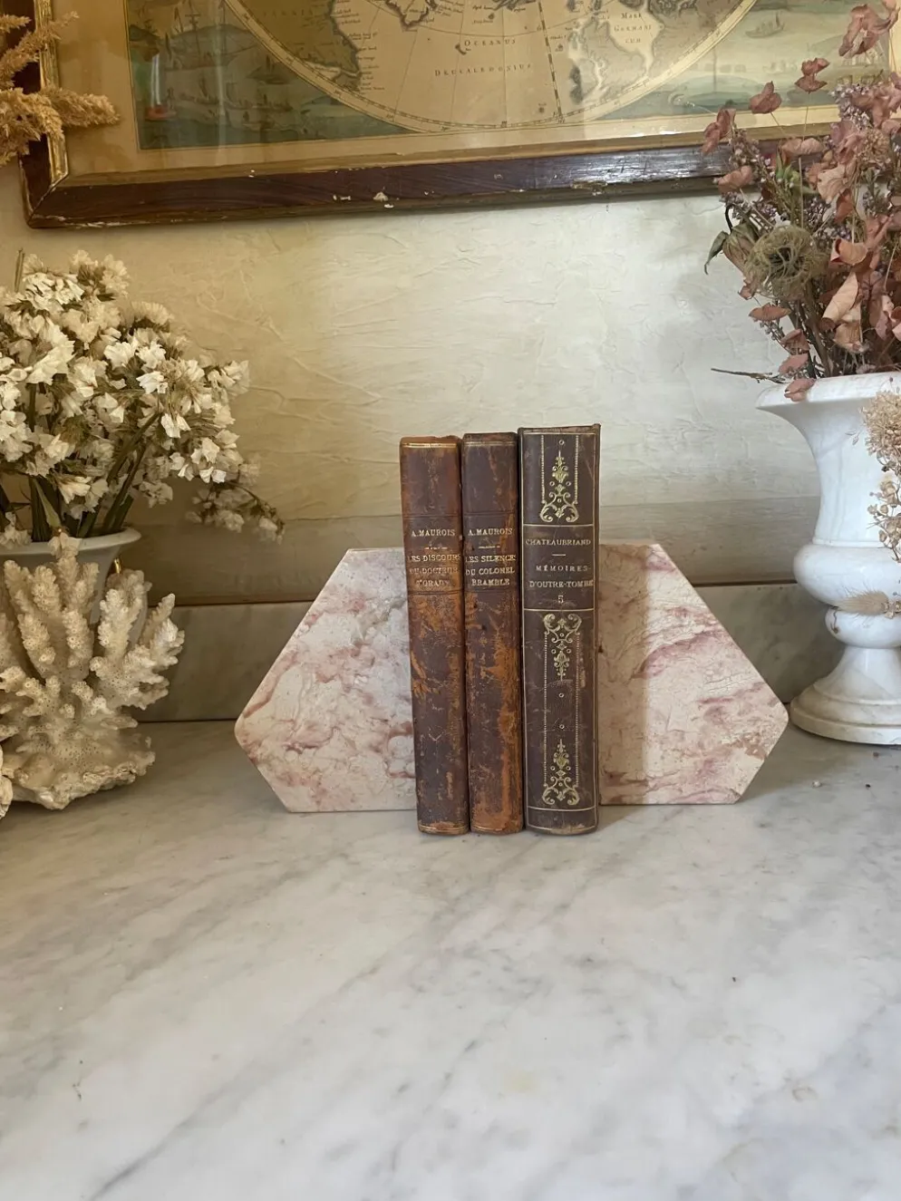 Paire de serre-livres en marbre