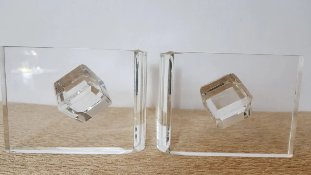 Paire de serre-livres en plexiglas massif, cubes facettés, années 1980