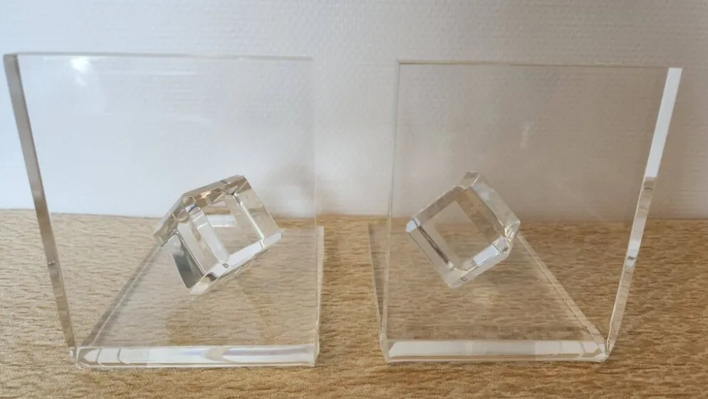 Paire de serre-livres en plexiglas massif, cubes facettés, années 1980