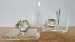 Paire de serre-livres en plexiglas massif, cubes facettés, années 1980