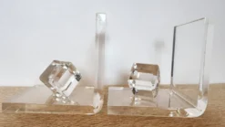 Paire de serre-livres en plexiglas massif, cubes facettés, années 1980