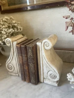 Paire de serre-livres en plâtre patiné vintage