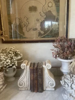 Paire de serre-livres en plâtre patiné vintage