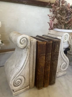 Paire de serre-livres en plâtre patiné vintage