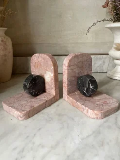 Paire de serre-livres livres en marbre rose et gris