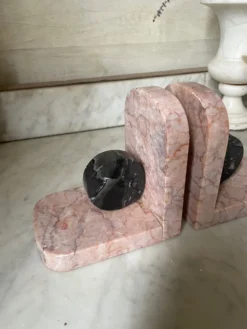 Paire de serre-livres livres en marbre rose et gris