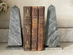 Paire de serre-livres obélisques en marbre