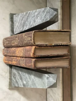 Paire de serre-livres obélisques en marbre