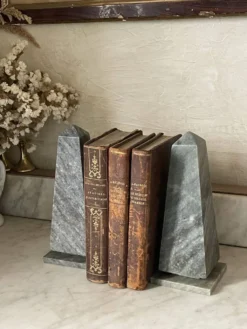 Paire de serre-livres obélisques en marbre