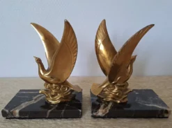 Paire de serre-livres oiseaux dorés sur marbre veiné – Mid-Century vintage