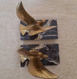 Paire de serre-livres oiseaux dorés sur marbre veiné – Mid-Century vintage