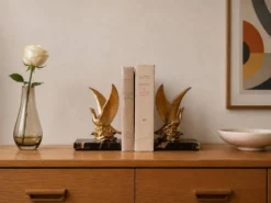 Paire de serre-livres oiseaux dorés sur marbre veiné – Mid-Century vintage