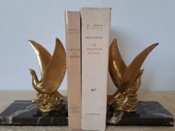 Paire de serre-livres oiseaux dorés sur marbre veiné – Mid-Century vintage