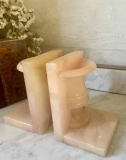 Paire de serre-livres vintage vase Médicis en onyx rose