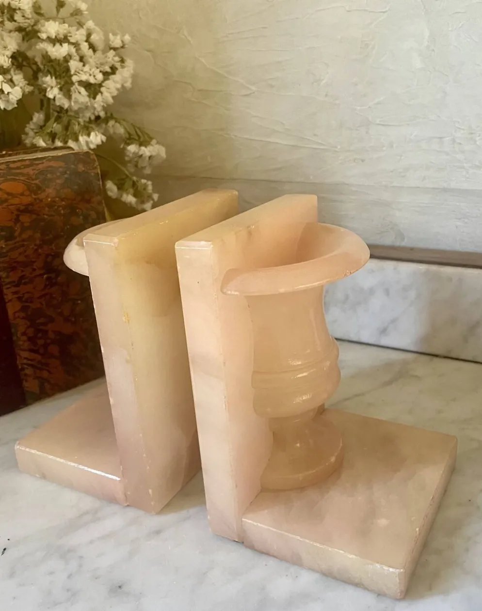 Paire de serre-livres vintage vase Médicis en onyx rose