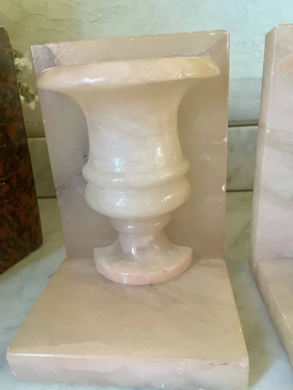 Paire de serre-livres vintage vase Médicis en onyx rose