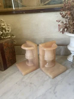 Paire de serre-livres vintage vase Médicis en onyx rose