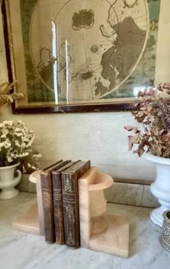 Paire de serre-livres vintage vase Médicis en onyx rose
