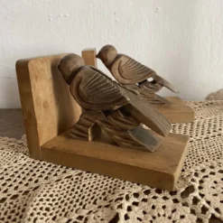 Paire de serres livres art déco en bois sculptés oiseaux