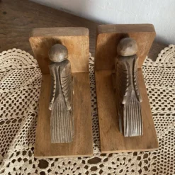 Paire de serres livres art déco en bois sculptés oiseaux